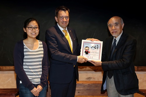 香港紅十字會主席羅榮生先生(右)、香港紅十字會青年會員楊珮筠(左)向紅十字國際委員會彼得•毛雷爾主席(中)致送記念品